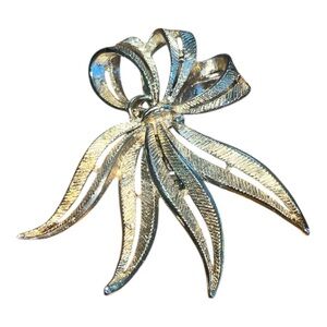 Elegant Vintage Silver Bow Brooch